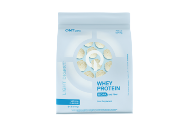 Ein hellblauer Beutel mit der Aufschrift „Whey Protein“ steht vor weißem Hintergrund. Auf der Verpackung sind außerdem „Light Digest“, „BCAA and fiber“ sowie die Geschmacksrichtung „Vanilla Flavour“ zu lesen. In der Mitte befindet sich ein rundes Sichtfenster mit mehreren cremefarbenen Tabletten oder Stücken. Das Design wirkt modern, sauber und minimalistisch.