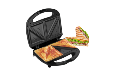 Aufgeklappter schwarzer Sandwichmaker mit gebräuntem Toast darin und daneben