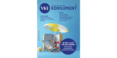 Das Titelbild von KONSUMENT 7/2026: Vor hellblauem Hintergrund ein gelb-weiß gestreifter Sonnenschirm, ein Handgepäckskoffer, ein blauer Liegestuhl, ein Rettungsring, eine Sonnenbrille und Flip-Flops. Aufmachertext: „Im Test: Alles für den Sommer. Sonnenschirme, Handgepäckskoffer, Sonnencremen für Kinder."