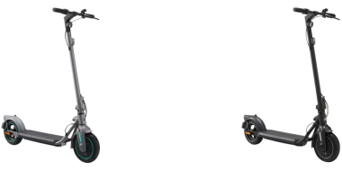 2 dunkle E-Scooter vor weißem Hintergrund
