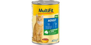 405-g-Dose MultFit Katzennassfutter. Die Verpackung ist überwiegend gelb und zeigt eine orangefarbene Katze auf der Vorderseite. In der Mitte befinden sich blaue und grüne Informationsfelder mit der Aufschrift „Adult“ sowie der Geschmacksrichtung „Kaninchen & Ente“. Unten ist eine kleine Schale mit Futter abgebildet. Die Dose besitzt einen silbernen Ringpull-Deckel.