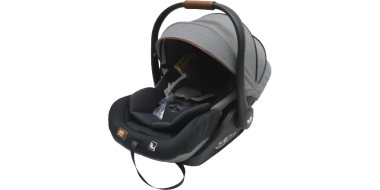 schwarze Autokindersitzbabyschale mit grauem Dach von links vorne betrachtet vor weißem Hintergrund