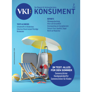 Das Titelbild von KONSUMENT 7/2026: Vor hellblauem Hintergrund ein gelb-weiß gestreifter Sonnenschirm, ein Handgepäckskoffer, ein blauer Liegestuhl, ein Rettungsring, eine Sonnenbrille und Flip-Flops. Aufmachertext: „Im Test: Alles für den Sommer. Sonnenschirme, Handgepäckskoffer, Sonnencremen für Kinder."