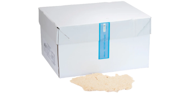 Helle Kartonschachtel mit rohem paniertem Hendlschnitzel davor