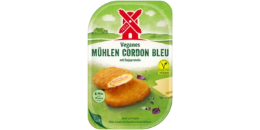 Auf der Verpackung ist ein veganes „Mühlen Cordon Bleu“ mit Sojaprotein abgebildet. Die grüne Verpackung zeigt zwei goldbraun panierte Cordon-Bleu-Stücke, von denen eines angeschnitten ist und die helle Füllung sichtbar macht. Im Hintergrund befindet sich eine rote Windmühle. Außerdem sind ein Vegan-Siegel, der Hinweis „6 Min. Pfanne“ sowie Serviervorschläge mit Käse und Gemüse zu sehen.