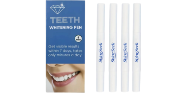 Produktbild eines Zahnaufhellungsstift-Sets mit vier weißen Whitening-Pens und passender Verpackung. Die blaue Schachtel zeigt die Aufschrift „Teeth Whitening Pen“, ein Diamantsymbol sowie den Hinweis auf sichtbare Ergebnisse innerhalb von 7 Tagen. Rechts sind vier schlanke, weiße Stifte mit der Aufschrift „ShineSeck“ abgebildet. Im unteren Bereich der Verpackung ist ein lächelnder Mund mit weißen Zähnen zu sehen, der das Anwendungsziel veranschaulicht.