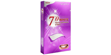 Produktverpackung eines Zahnaufhellungsprodukts in einer violett-pinken Schachtel mit glänzendem Design. Auf der Vorderseite stehen die Aufschriften „7D White“ und „Teeth Whitener Strips“. Unten ist eine stilisierte Darstellung eines weißen Zahnaufhellungsstreifens abgebildet. Ein kleines Siegel befindet sich im unteren rechten Bereich der Verpackung.