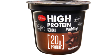 Abgebildet ist ein Becher „Milbona High Protein Pudding Schoko“. Die Verpackung ist überwiegend in Schwarz- und Brauntönen gestaltet. Auf der Vorderseite stehen die Angaben „HIGH PROTEIN“, „Schoko“ und „Pudding“ sowie „20 g Protein“ in großer, auffälliger Schrift. Daneben sind Schokoladenstücke zu sehen. Zusätzlich sind die Hinweise „ohne Zuckerzusatz“, „glutenfrei“ und „laktosefrei“ aufgedruckt. Der Becher ist freigestellt vor hellem Hintergrund dargestellt.