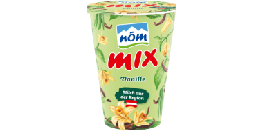 Abgebildet ist ein Becherjoghurt der Marke nöm mit der Sorte MIX Vanille. Die Verpackung ist hellgrün gestaltet und mit Vanilleblüten, Vanilleschoten sowie grünen Blättern dekoriert. Im oberen Bereich befindet sich das blaue nöm-Logo, darunter der rote Schriftzug „MIX“. Auf der Vorderseite steht zudem „Milch aus der Region“.