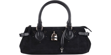 schwarze Echtleder-Handtasche vor weißem Hintergrund