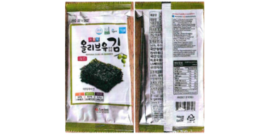Die Abbildung zeigt die Vorder- und Rückseite einer silberfarbenen Verpackung für koreanische Algenblätter (Nori). Auf der Vorderseite sind ein Foto dunkelgrüner gerösteter Algen, mehrere grüne Oliven sowie koreanische Schriftzeichen zu sehen. Die Rückseite enthält umfangreiche Produktinformationen, Zutatenangaben, Nährwerttabelle und weitere Texte in koreanischer Sprache. Die Verpackung ist rechteckig, glänzend und mit grünen Akzenten gestaltet. Der Hintergrund ist hell und neutral.