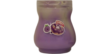 Zu sehen ist ein bauchiger Kunststoffbecher in Violett mit transparentem Deckel auf hellem Hintergrund. Auf der Vorderseite befindet sich ein Etikett mit einer lila Frucht, vermutlich einer Pflaume oder Beere, sowie einer süßen Gebäck- oder Dessertdarstellung. Darüber ist das Wort „SWEET“ zu lesen. Der Behälter wirkt wie die Verpackung eines Desserts, Joghurts oder einer Süßspeise. Die Aufnahme ist freigestellt und sachlich dargestellt.