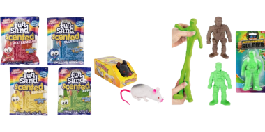 Das Bild zeigt eine Produktcollage mit verschiedenen Spiel- und Knetartikeln. Links sind vier bunte Packungen „Fun Sand Scented“ in den Duftsorten Wassermelone, Blaubeere, Banane und Apfel zu sehen. Daneben befinden sich eine gelbe Spielzeugverpackung und eine weiße Spielzeugmaus mit rosa Ohren und Schwanz. Rechts werden elastische, grüne Knetfiguren gezeigt, die auseinandergezogen werden. Außerdem sind eine braune und eine grüne Soldatenfigur sowie deren Verpackung abgebildet. Der Hintergrund ist weiß.