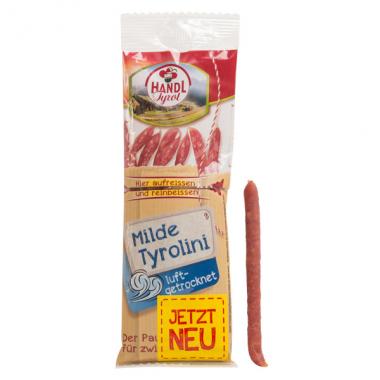 Handl Tyrol Milde Tyrolini: Die Salami-Sticks sind nur knapp zwei Drittel so lang wie die Packung. (Bild: C. Pandur/VKI)