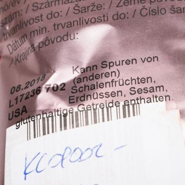 Auf der Rückseite steht allerdings: „Kann Spuren von (anderen) Schalenfrüchten, Erdnüssen, Sesam, glutenhaltige Getreide enthalten.“ (Bild: VKI)