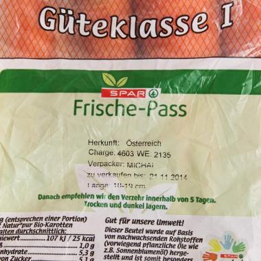Spar Natur Pur Bio-Karotten: Auf der Rückseite der Packung ist als Herkunft Österreich angegeben. Wie passt das zusammen?(Bild: VKI/U. Romstorfer)