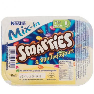 Nestlé Smarties & Vanillejoghurt: Den Anteil von 71 % Vollmilch hat der Hersteller rein rechnerisch ermittlelt. Bild: C. Pandur/Shutterstock.com