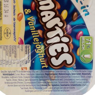 Nestlé Smarties & Vanillejoghurt: Rein rechtlich ist die Auslobung in Ordnung, konsumentenfreundlich ist sie nicht. Bild: C. Pandur/Shutterstock.com