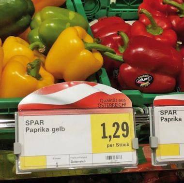 Spar Paprika: Auf dem Regalschild steht "Qualität aus Österreich". (Bild: KONSUMENT-Leser)