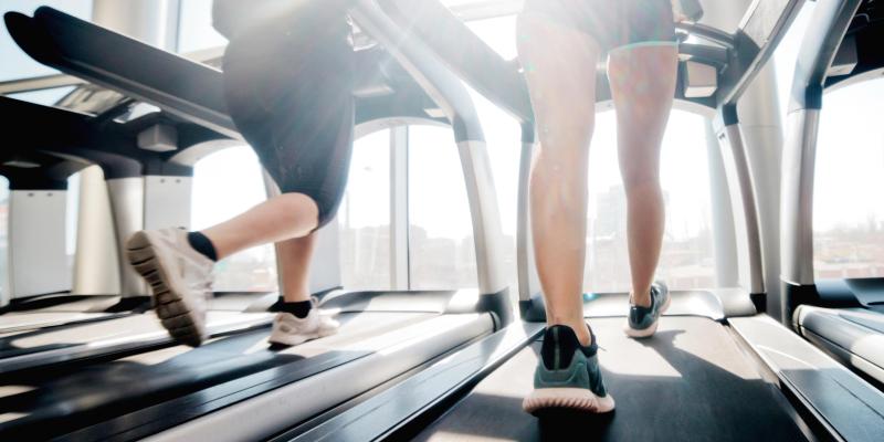 Junge Menschen laufen im Fitness-Studio am Laufband