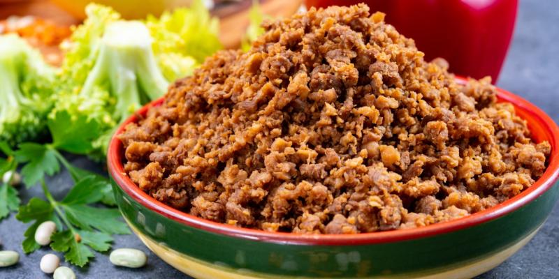 Veganes Faschiertes angebraten in einer Schüssel
