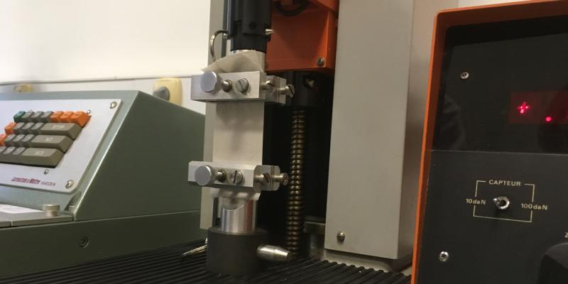 In Zugkraftmessgerät eingespanntes Toilettenpapier in Laborumgebung