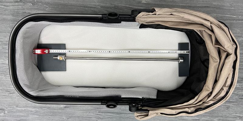 Kinderwagen-Liegewagen von oben mit Längen-Messvorrichtungen