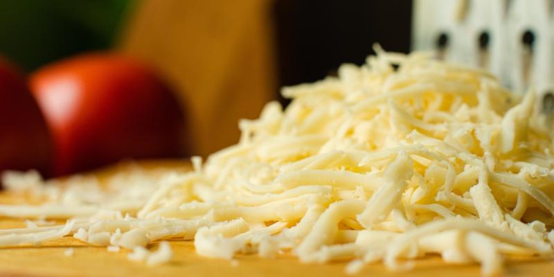 Geriebener Käse auf einem Brett