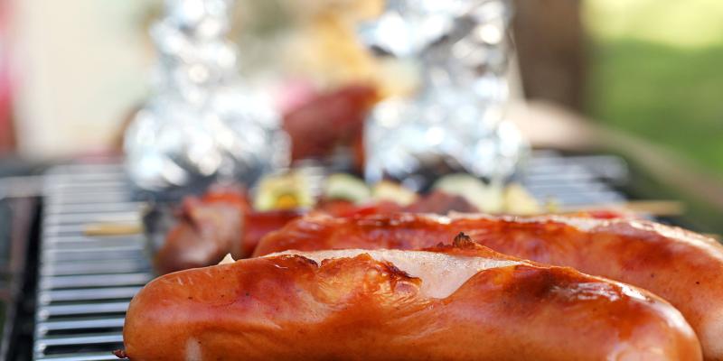 Würste auf dem Griller