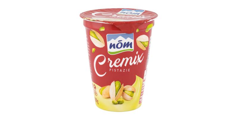 Ein Becher Nöm Cremix Pistazie in roter Farbe mit Pistazien abgebildet