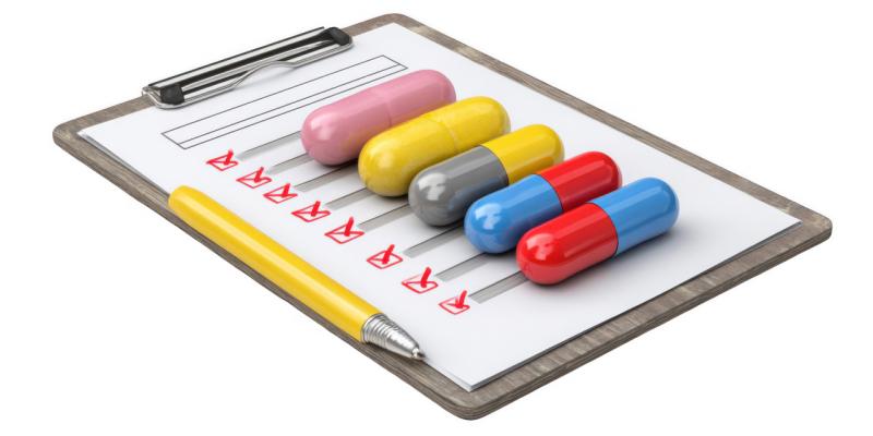 Medikamente liegen auf Klemmbrett Checkliste