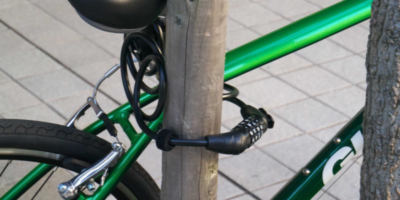 Fahrrad ist mit einem dünnen und unsicherem Nummernschloss abgesperrt
