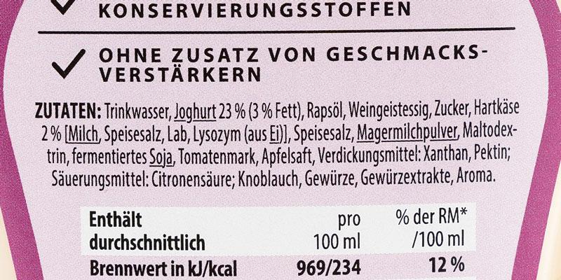 Die Zutatenliste des Caesar Dressings von Billa immer gut in schwarzer Schrift vor rosarotem Hintergrund.