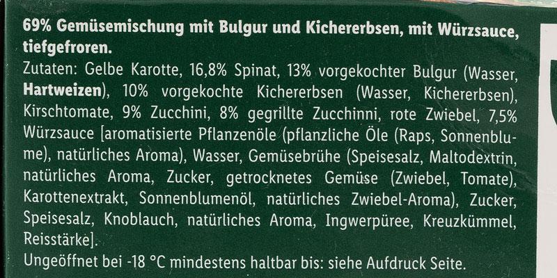 Die Zutatenliste des Vemondo Veggie Mix Zucchini Bulgur in weißer Schrift auf dunkelgrünem Hintergrund. 