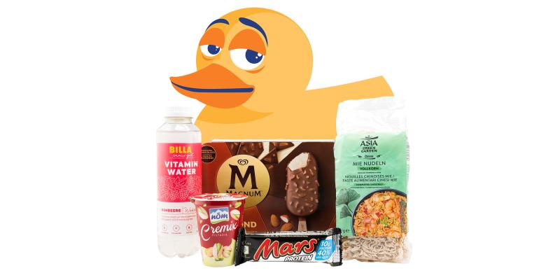 Konsum-Ente davor von links beginnend: Lebensmittelverpackungen NÖM Cremix, Mars, Magnum Almond, Billa Vitamin Water, Asie Mie Nudeln