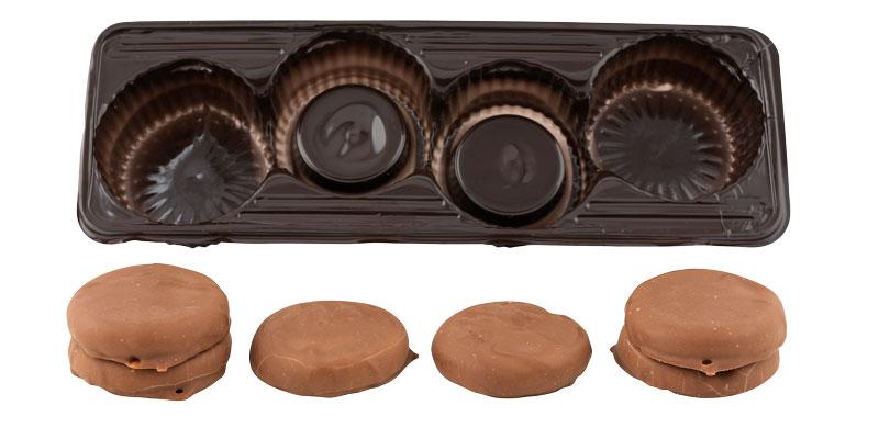 Das Innere der Verpackung von Bardollini Pistachio Cookies, die Kekse liegen neben der Plastikverpackung vor weißem Hintergrund.