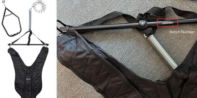 3 Teile einer Baby-Hüpfschaukel. Links der gefederte Aufhängeteil und daran der "Sack", in dem das Baby steht, rechts ein Detailbild, mit dem die Position der Batchnummer verdeutlicht wird.