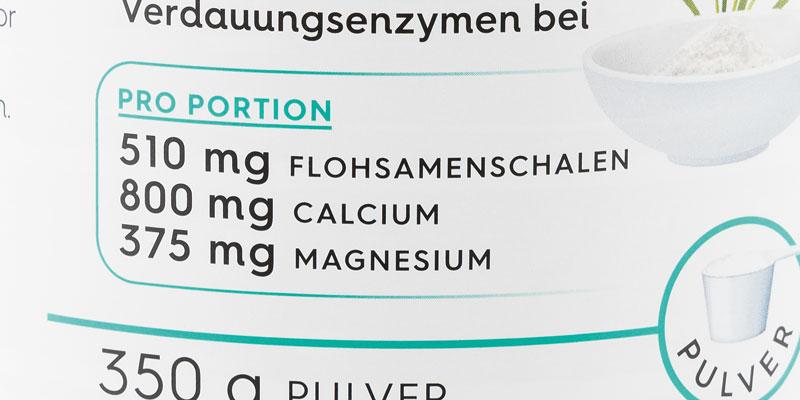 Die Zutatenliste des BI Life Flohsamenschalen gemahlen Plus in schwarzer Schrift auf hellblauem Hintergrund. 