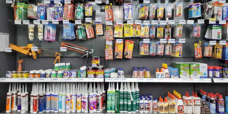 Viele Klebstoffe im Baumarkt