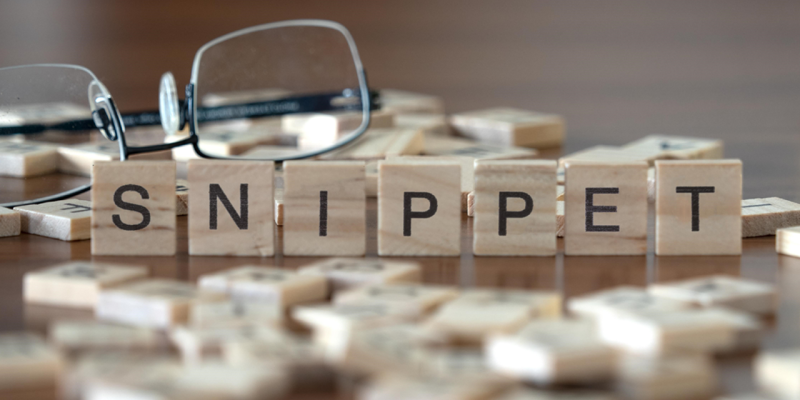 Snippet Holzbuchstaben Wortkonzept Schreibtisch Brille