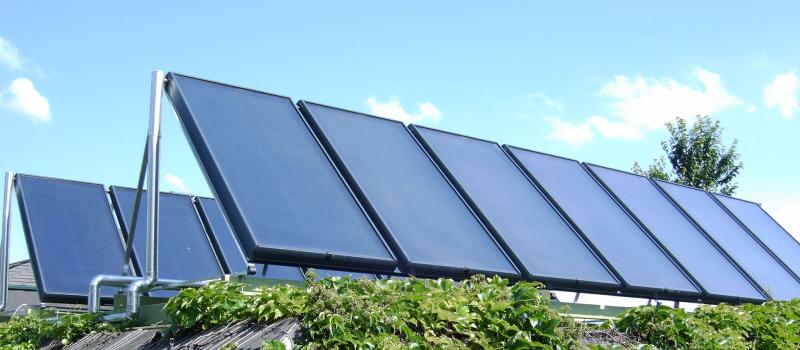 Solarthemie-Kollektoren auf einem Flachdach