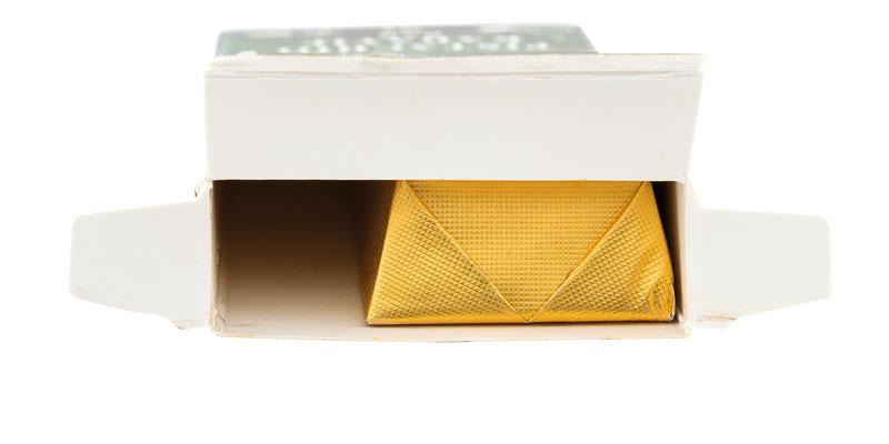 Die geöffnete Packung der Realmix Dubai Bar. In der Kartonverpackung ist die in Goldfolie verpackte Tafel mit deutlichem Luftraum sichtbar. 