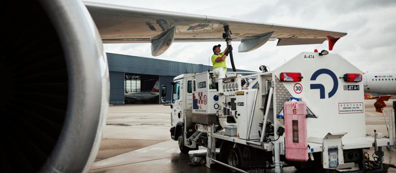 Flugzeug wird betankt