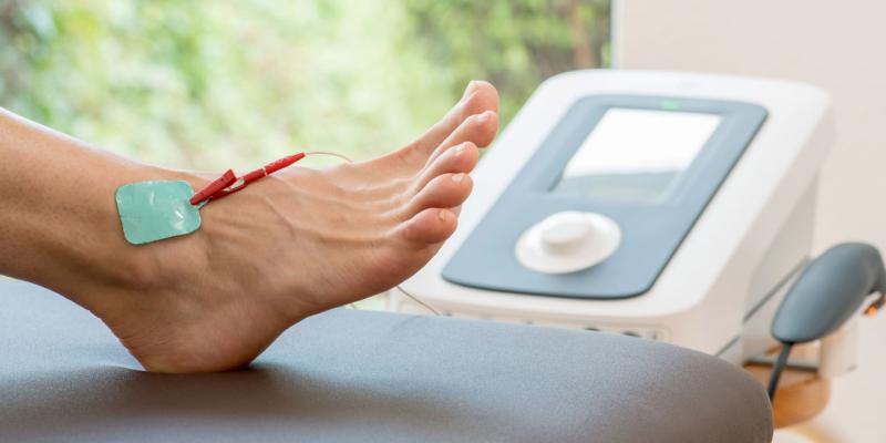 Elektrotherapie Elektrode am Fuß