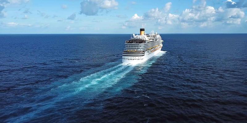 Kreuzfahrtschiff fährt zum Horizont