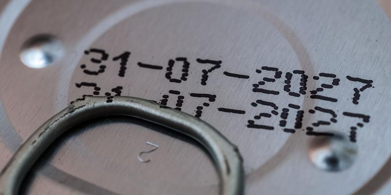 Ausschnitt einer Konservendose mit dem Mindesthaltbarkeitsdatum