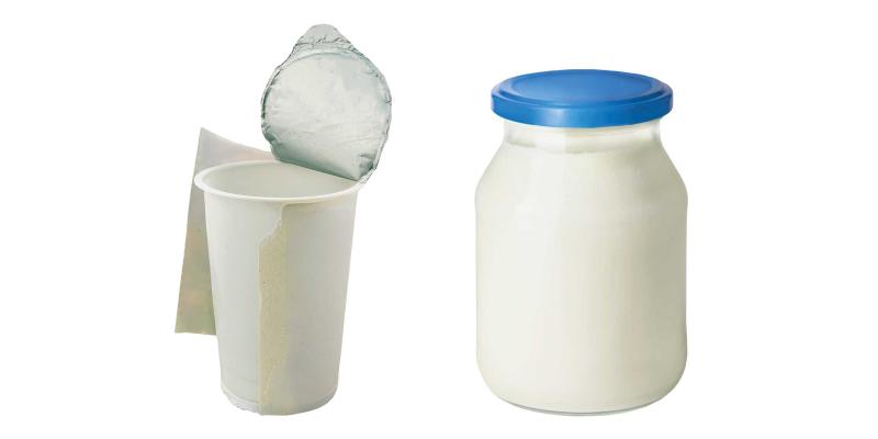 Joghurtbecher und Joghurt im Mehrwegglas