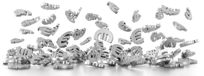 Auf dem Bild sind zahlreiche silberne Euro‑Symbole zu sehen, die scheinbar schwerelos durch die Luft wirbeln und teilweise bereits am Boden liegen. Die glänzenden Metallzeichen wirken wie Münzen oder 3D‑Objekte und erzeugen den Eindruck einer dynamischen Bewegung. Die Szene vermittelt Fülle, Finanzthemen und den Eindruck eines Geldregens.
