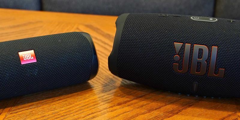 Die Bluetooth Lautsprecher JBL Charge 5 und Flip 5 auf einem Couchtisch