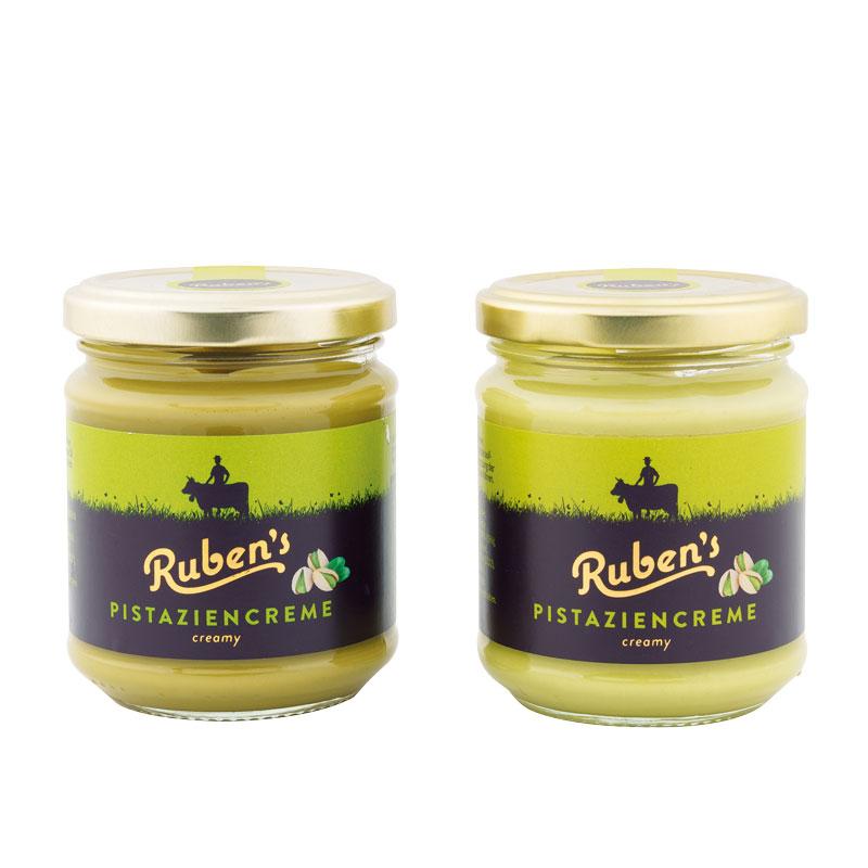 Zwei Pistaziencremegläser nebeneinander zum Vergleich: alte und neue Variante, beide sehen gleich aus